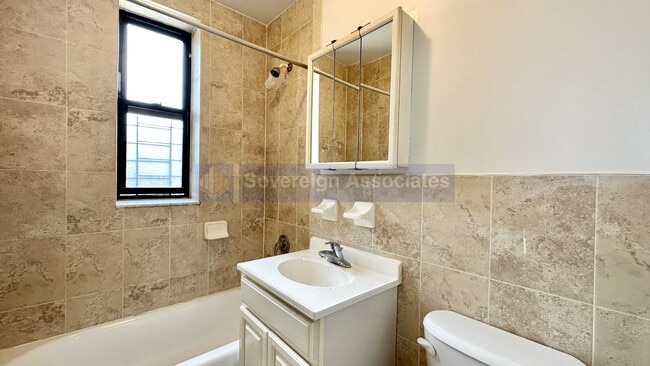 Building Photo - 585 W 204th St