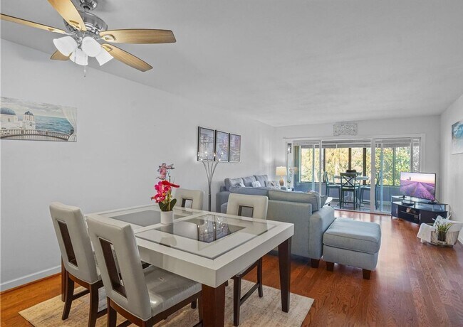 Building Photo - Bright Furnished End-Unit Condo Overlooking the Pond