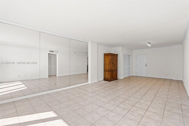 Building Photo - 90 Edgewater Dr