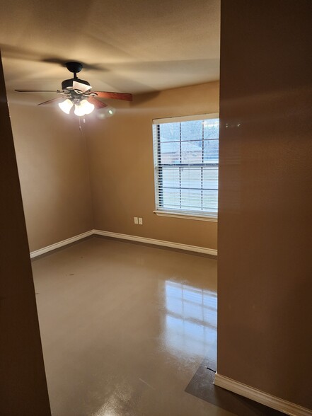 Building Photo - 13380 Country Meadow Ln