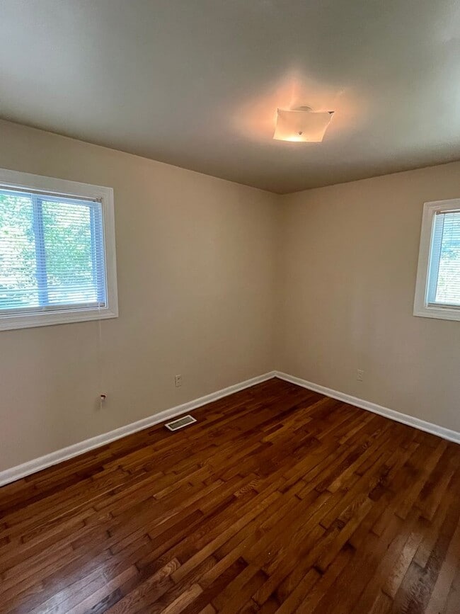 Building Photo - Spacious 3 Bed / 1 Bath home - Available i...