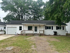 Building Photo - 810 W Country Club Dr