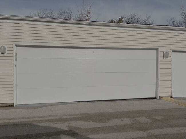 Building Photo - 175 N Waters Edge Dr