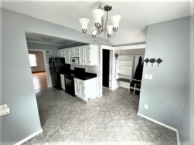 Building Photo - Nice! Spacious! 3 Bedroom Gem-Central Location