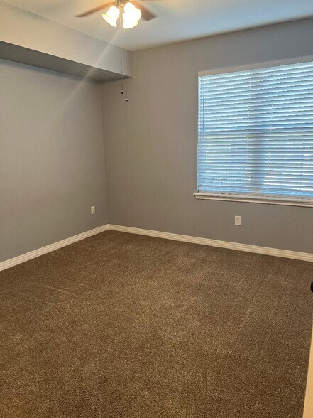 Building Photo - 12924 Ironstone Way