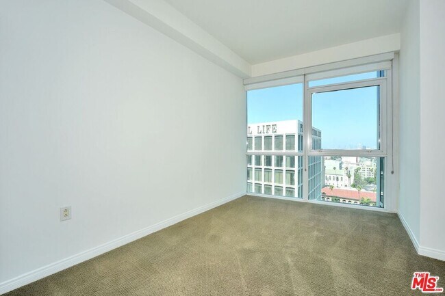 Building Photo - 3785 Wilshire Blvd