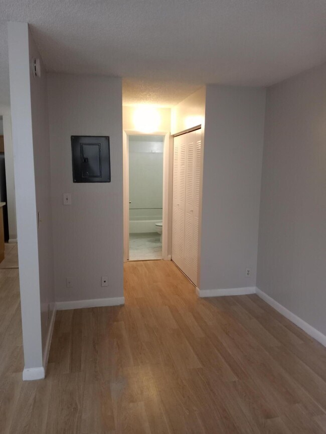 Building Photo - 2771 Riverside Dr