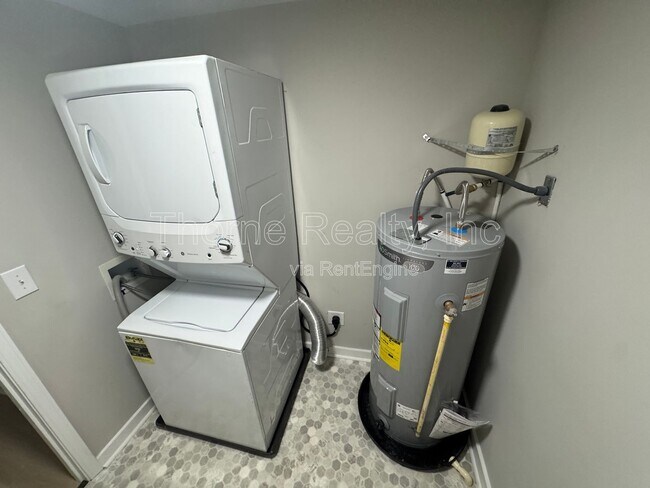 Building Photo - 821 Belleview Ave