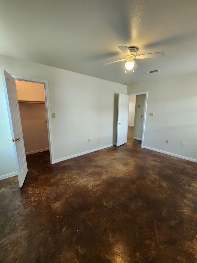 Building Photo - 811 E Ave I