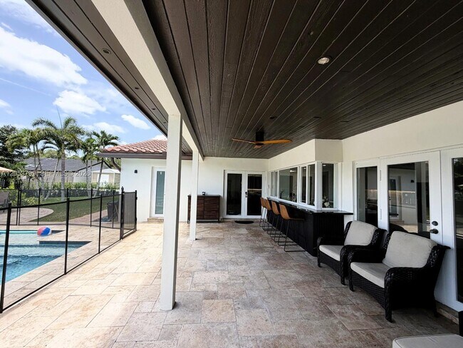 Building Photo - 10950 SW 40 Ct
