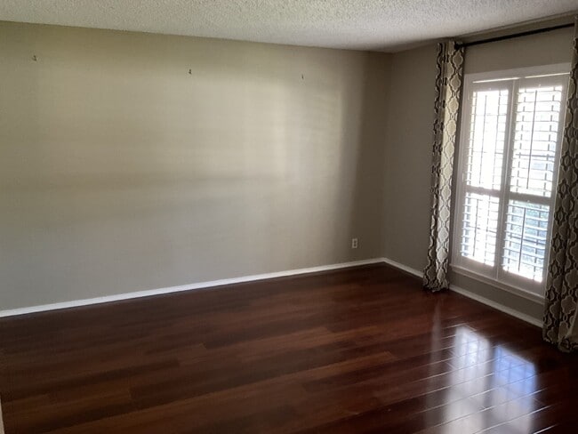 Building Photo - 129 Splitrock Ln