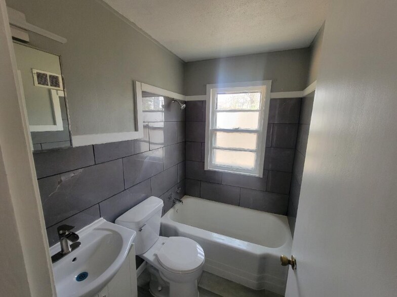 Building Photo - 212 S Barat Ave