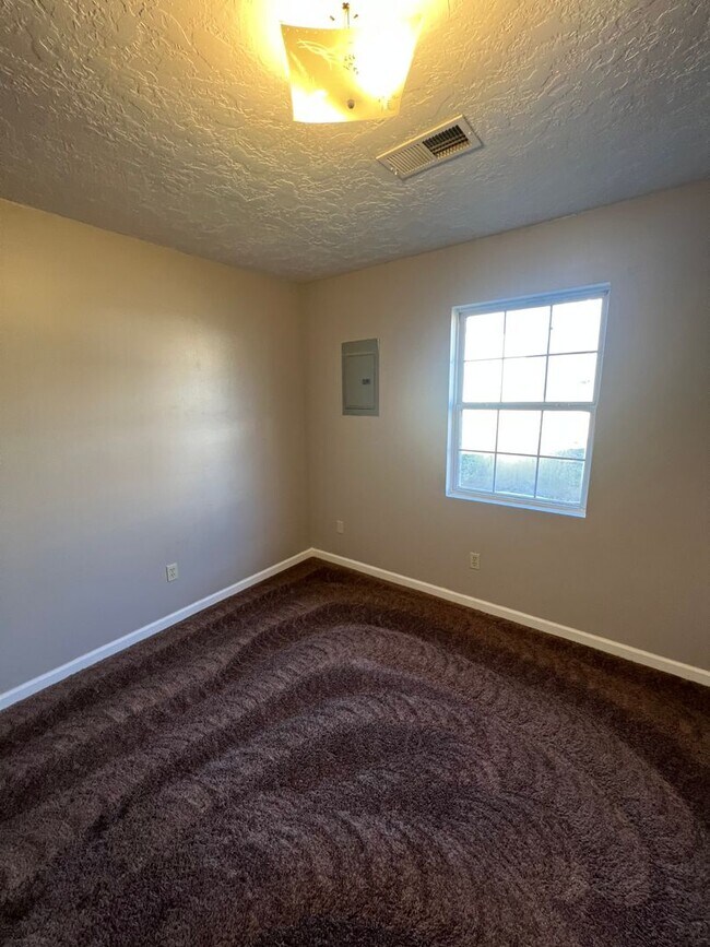 Building Photo - 2 BD, 2 BA Desirable Duplex in Martin!