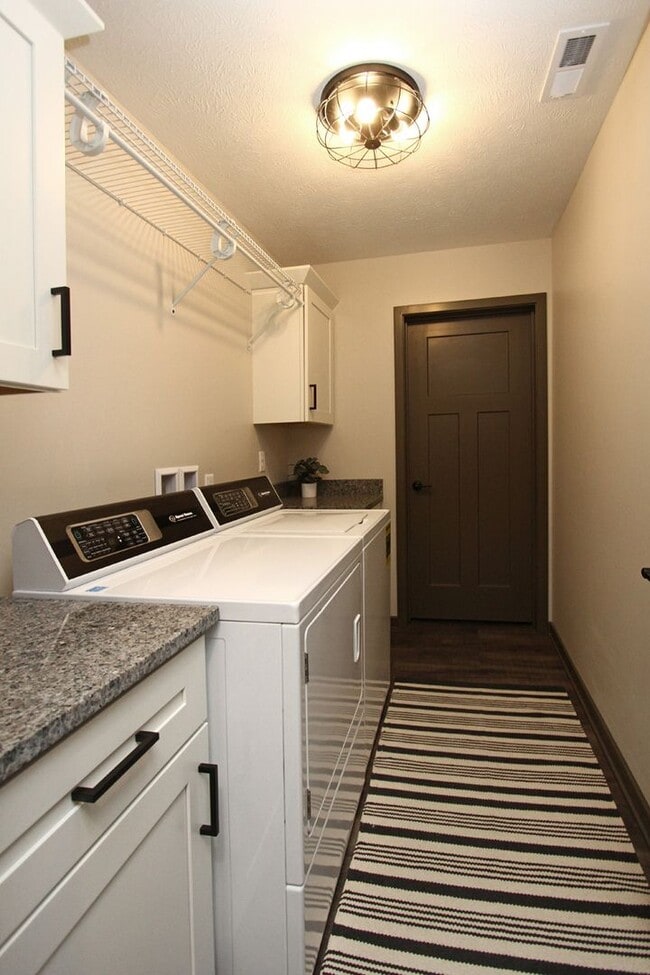 Building Photo - Beautiful Furnished Townhouse -Shorter Ter...