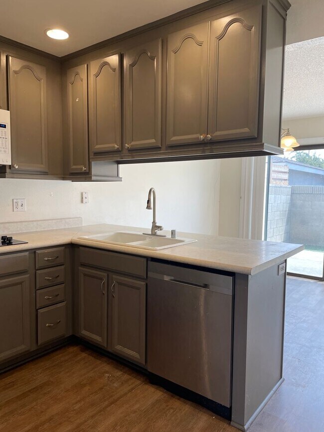 Building Photo - Lovely 2 bed, 2 bath Duplex Home in Orange