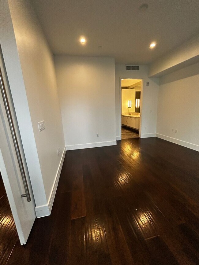 Building Photo - Spacious 930 SF Luxury Condo | Fifth & West | Market District