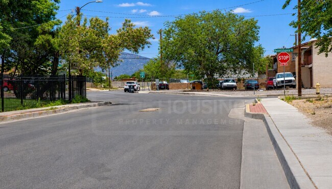 Building Photo - Large Move-In Ready Studio Apartment Near Kirtland AFB