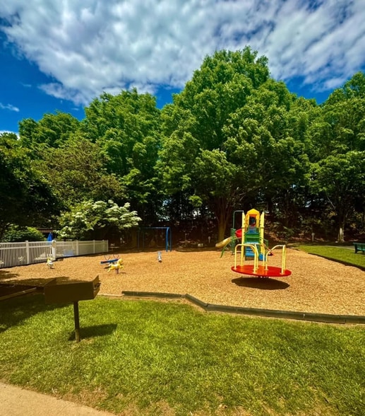 Building Photo - 600 Reusens Rd