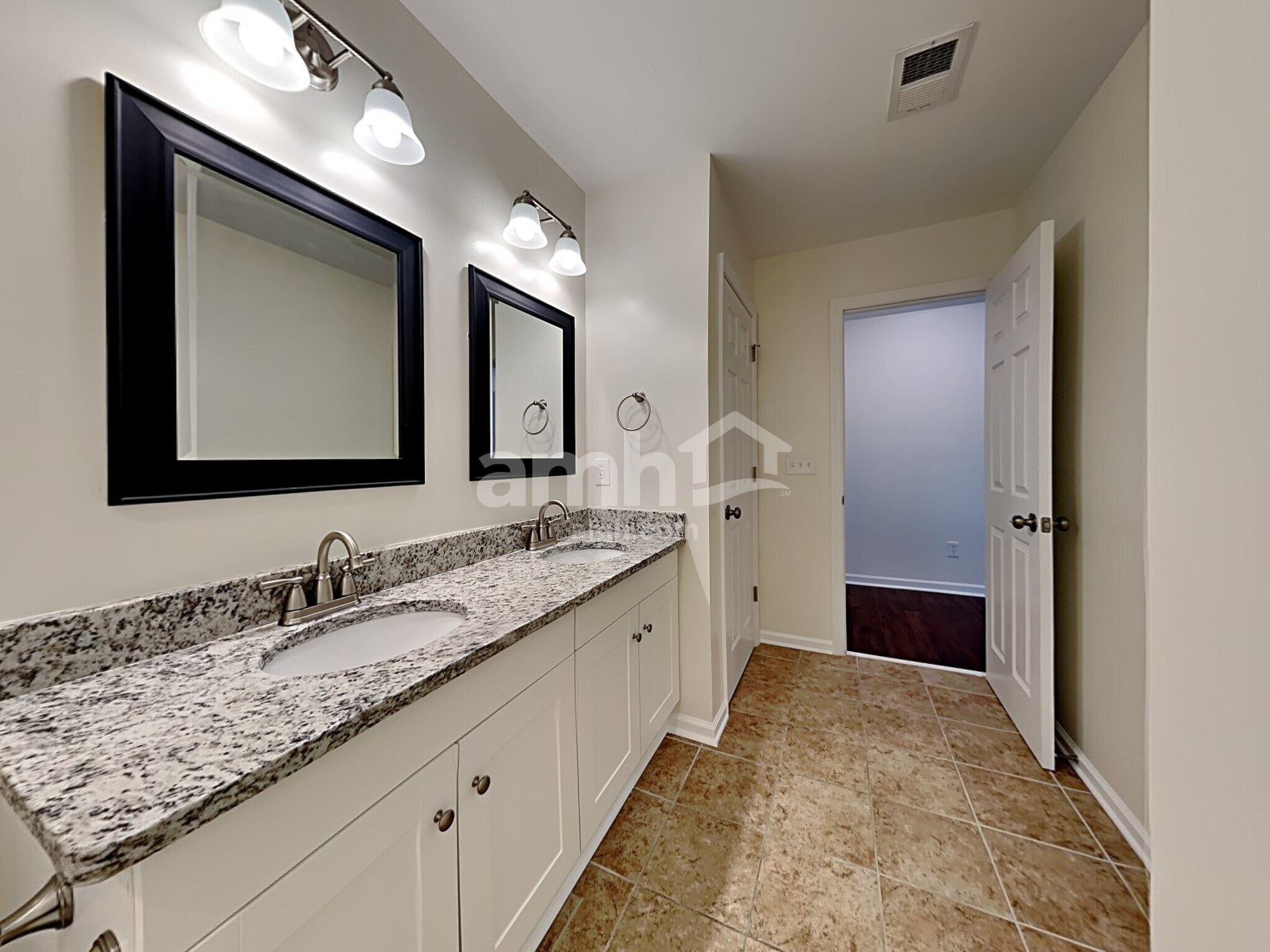 Building Photo - 422 Lions Den Dr