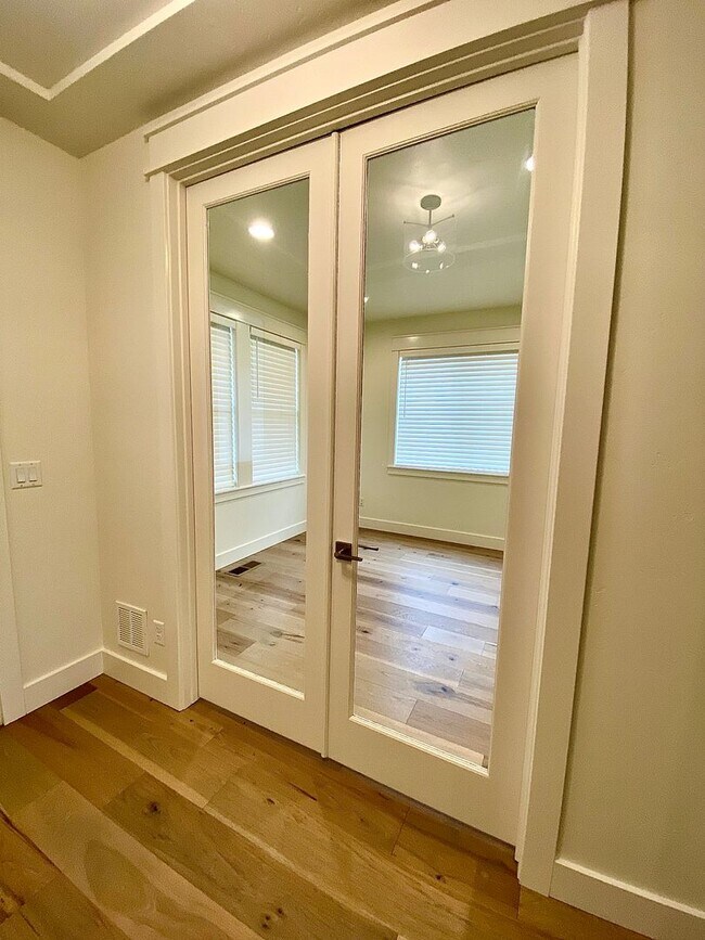 Building Photo - Beautiful Custom 6 Bedroom (2 Primary Bedr...