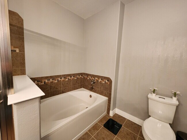 Building Photo - Beautiful Updated 2-Bedroom, 2 Full Bathroom Mid-Rise Condo Available ASAP!