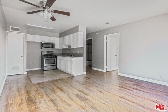 Building Photo - 820 S St Andrews Pl