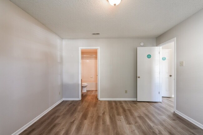 Building Photo - 526 Florence Dr