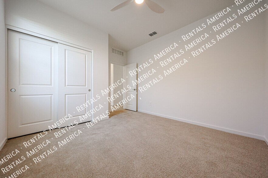 Building Photo - 3380 N Camden Dr