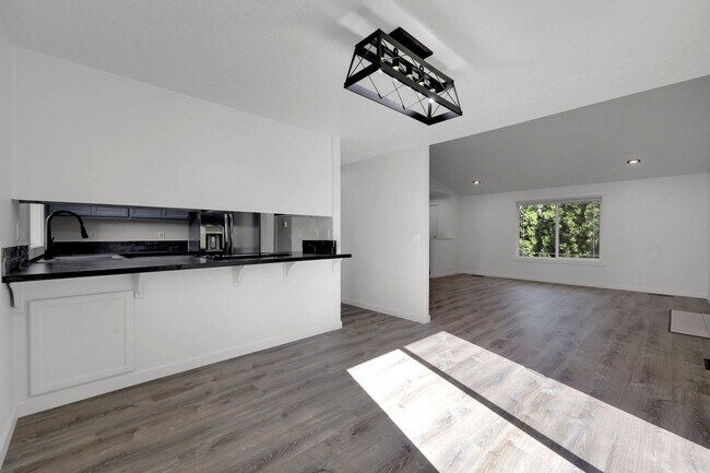 Building Photo - Updated 3 bedroom 2 bath house in a great ...