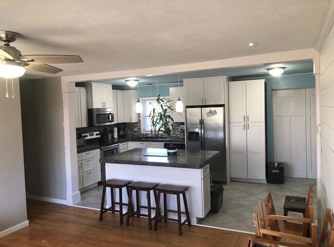 Building Photo - BEAUTIFULLY UPDATED 4 BEDROOM WITH FENCED ...