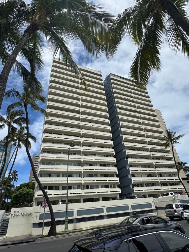 Primary Photo - 2 Bed/1.5 Bath/1 Parking at Twin Towers in...
