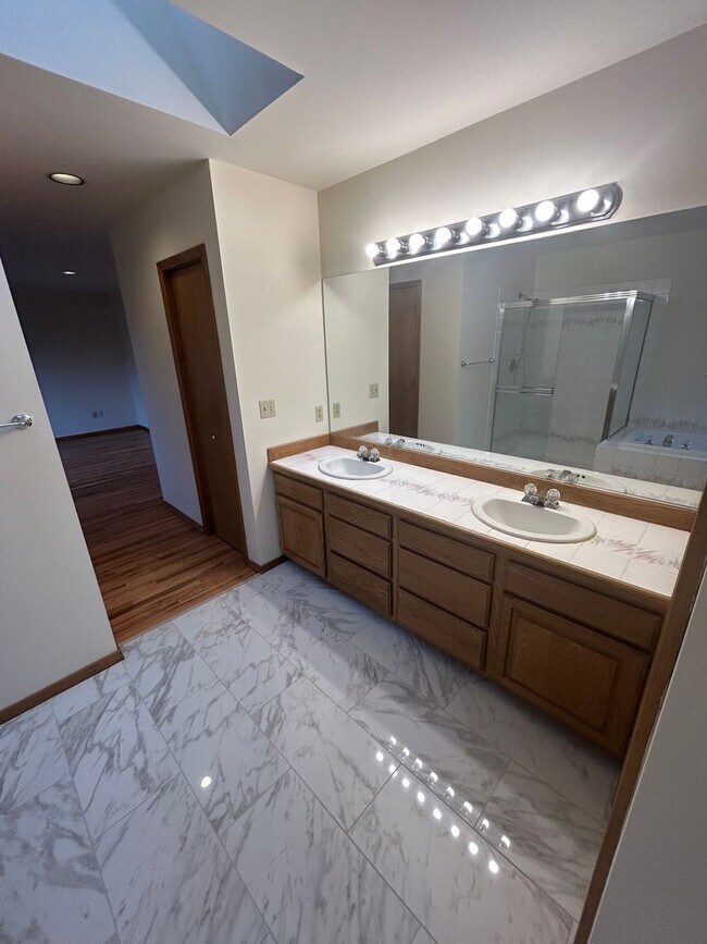 Building Photo - 4 Bed 3 Bath Fully Fenced Kenmore Home