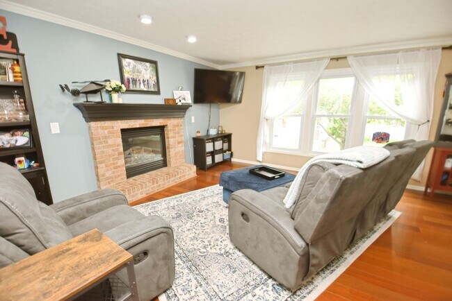 Building Photo - Large 4-5 bedroom 2.5 bath home in South B...