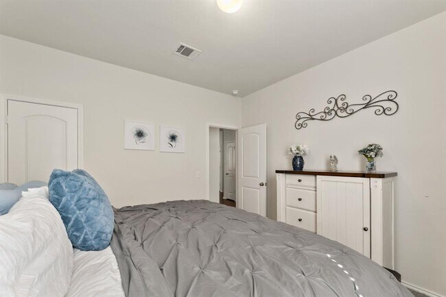 Building Photo - 6909 Bellingham Dr