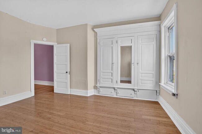 Building Photo - 4947 Catharine St