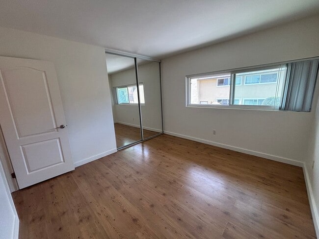 Building Photo - Spacious 2 Bedroom, 1.5 Bath Two-Story Townhome in Clairemont