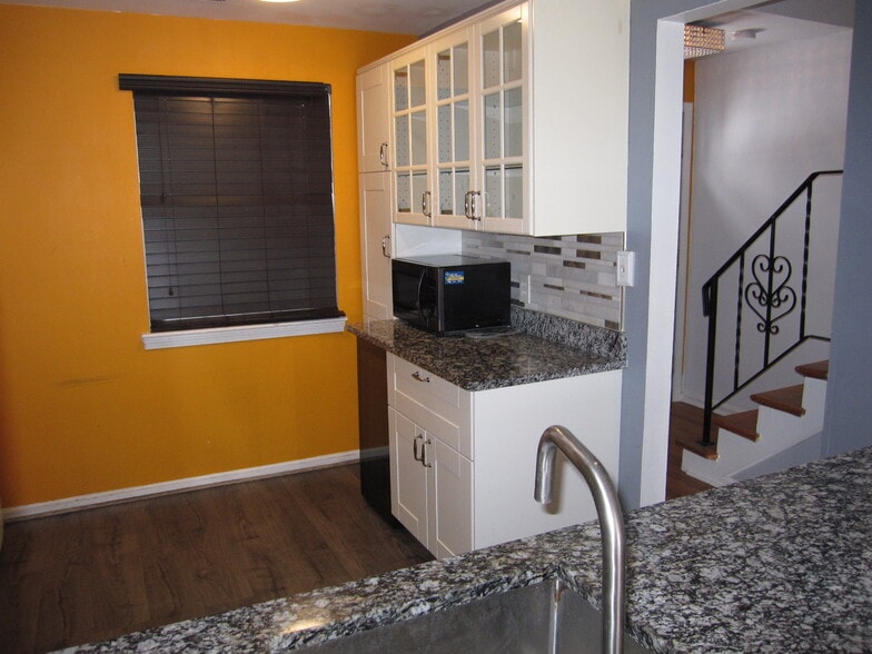 Building Photo - 2008 Windsor Dr