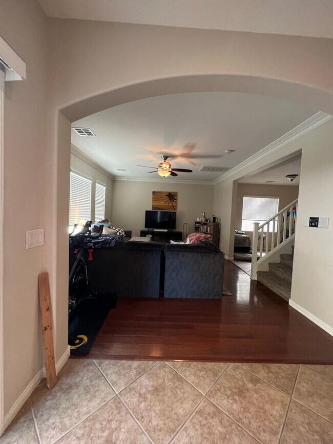 Building Photo - ABSOLUTELY AMAZING! Large 4 bedroom 2 stor...