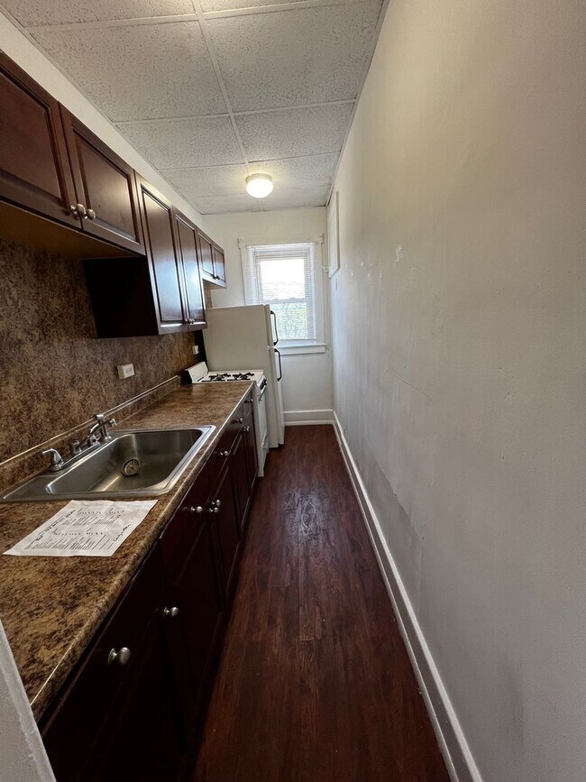 Building Photo - 1615-1625 East Ave Unit-305