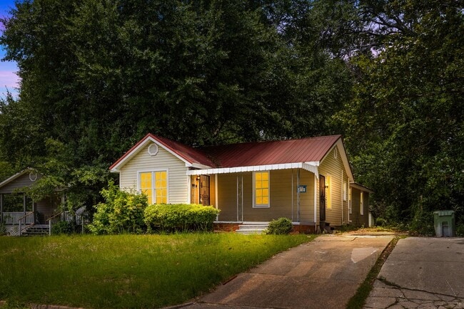 Building Photo - Spacious beautiful 4-bedroom 2 bath home