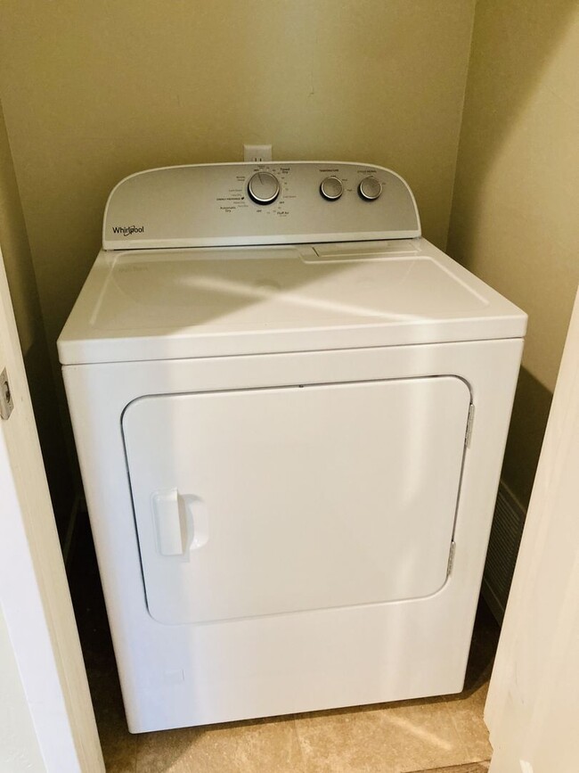 Building Photo - Desirable Ranch Style Home - All Main Level Living Space plus Two Car Garage