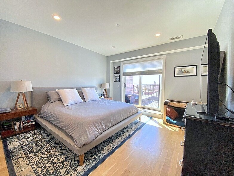 Building Photo - 150 W Broadway