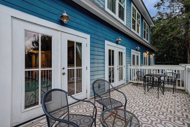 Building Photo - Two Bedroom Apartment in the Heart of the Bluffton Promenade!