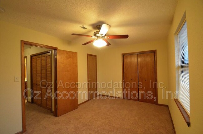 Building Photo - 311 NE Timbercreek Dr