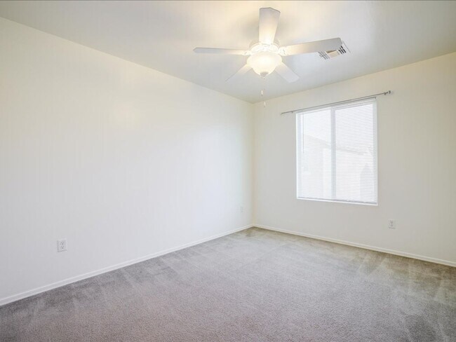 Building Photo - 4 Bedroom, 2.5 Bath COMMUNITY POOL!