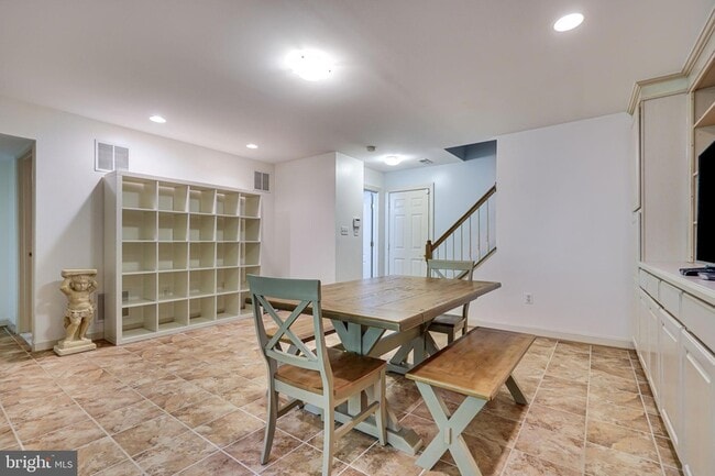 Building Photo - 150 Rees Pl