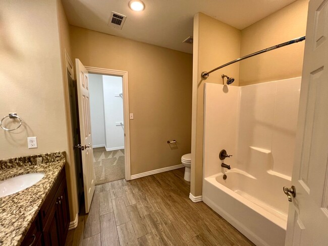 Building Photo - 3 Bedroom/2.5 Bathroom Townhome with Fence...