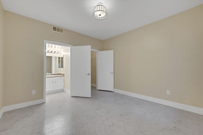 Building Photo - Henderson 2 Bedroom Condo