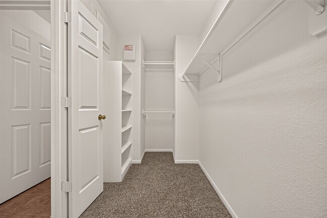 Building Photo - 6118 Breezy Hollow Ln