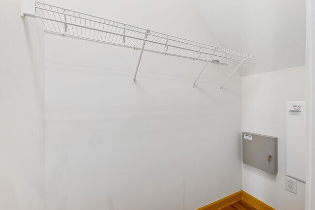 Building Photo - Exceptional 5-Bedroom Residence in the Hea...
